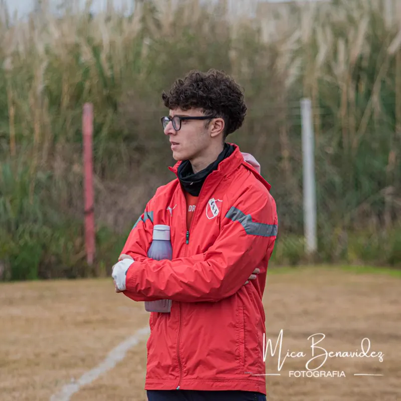 Siguiendo el partido desde el borde de la cancha