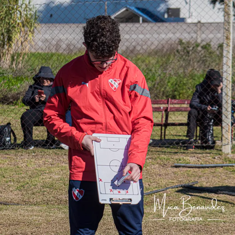 Repasando una jugada en la pizarra táctica antes del entrenamiento